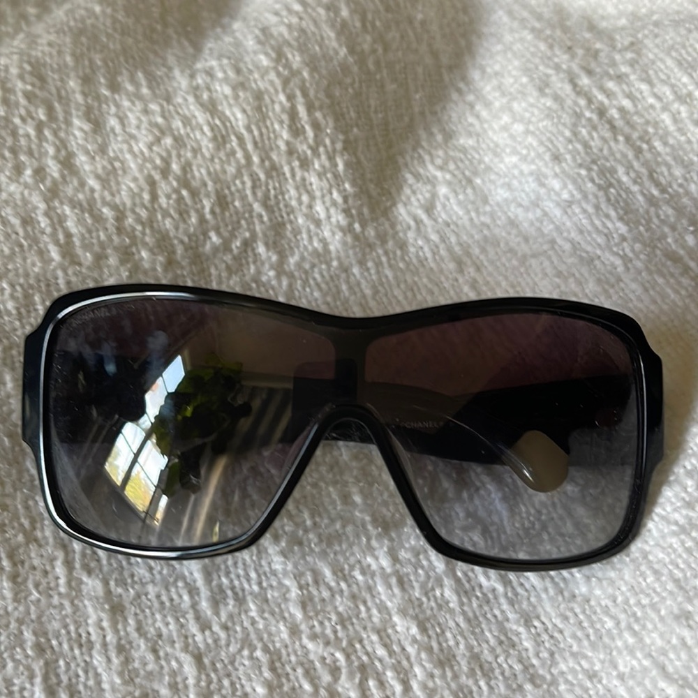 I do not have the box, never worn